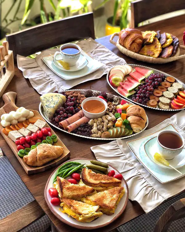 چیدمان میز صبحانه