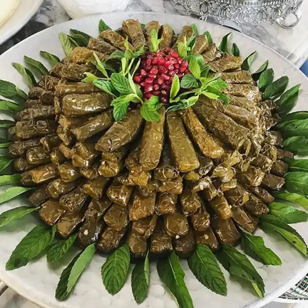 تزیین دلمه برگ مو برای مهمانی