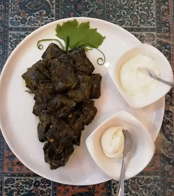 تزیین دلمه برگ مو برای مهمانی