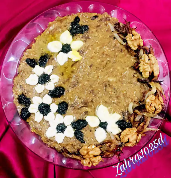 تزیین کشک بادمجان در ظرف گرد