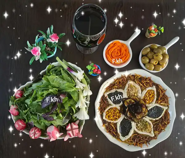 تزیین کشک بادمجان در ظرف گرد
