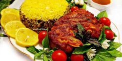 تزیین سبزی پلو با مرغ در دیس برای مهمانی های خاص