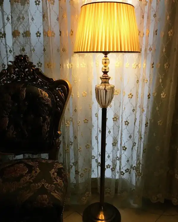 مدل آباژور ایستاده