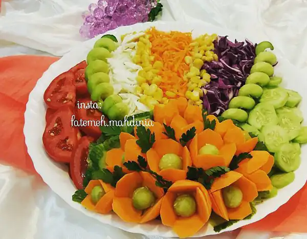 تزیین سالاد در ظرف بیضی