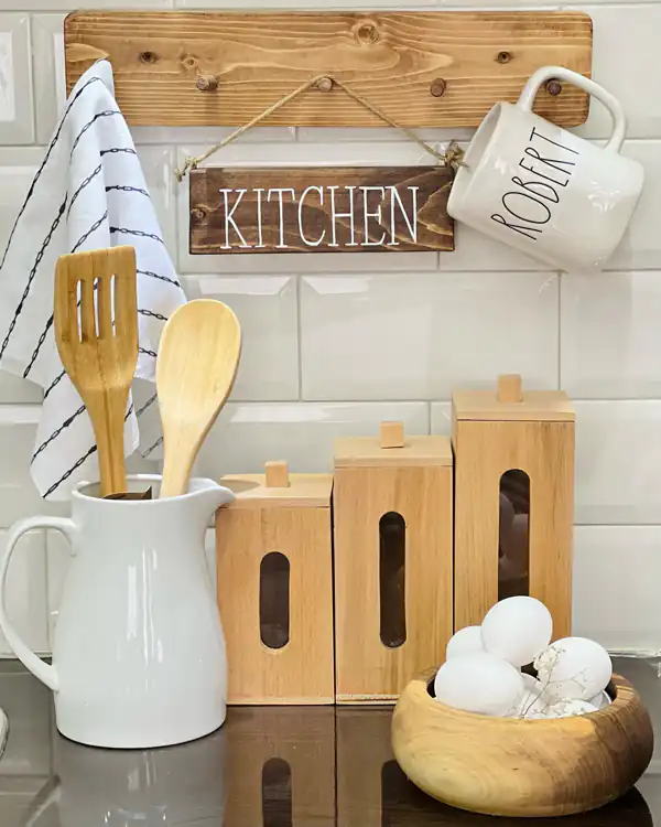 مدل چیدن وسایل روی کابینت