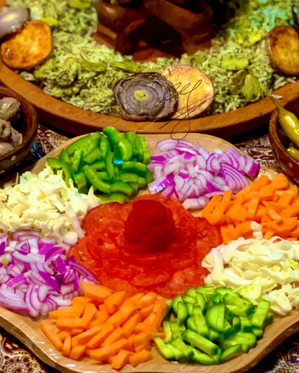 تزیین سالاد در ظروف گرد