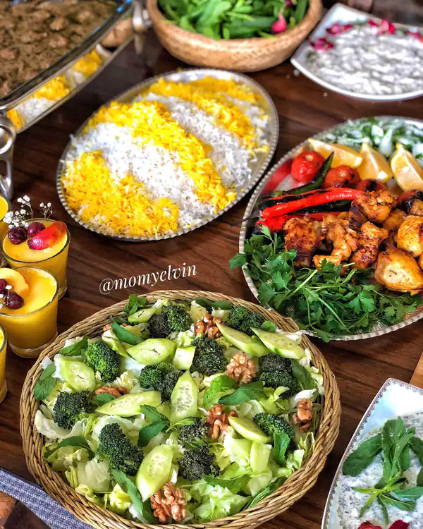 تزیین سالاد در ظروف گرد