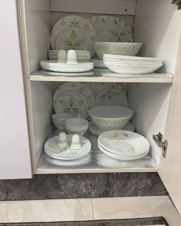 چیدمان داخل کابینت آشپزخانه ایرانی