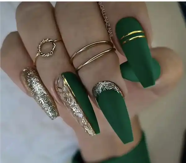 مدل ناخن سبز و طلایی