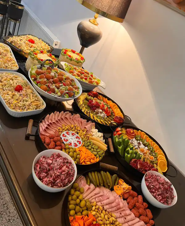 میز پذیرایی شام برای مهمانی