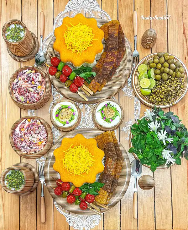 میز پذیرایی شام برای مهمانی