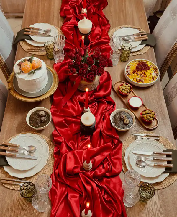 میز پذیرایی شام برای مهمانی