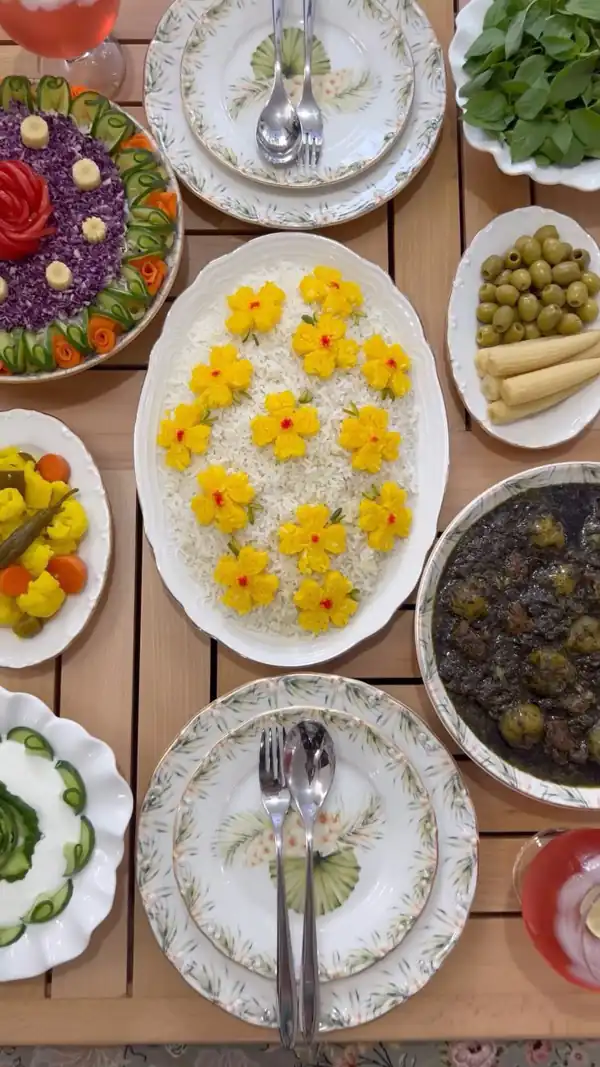 میز پذیرایی شام برای مهمانی