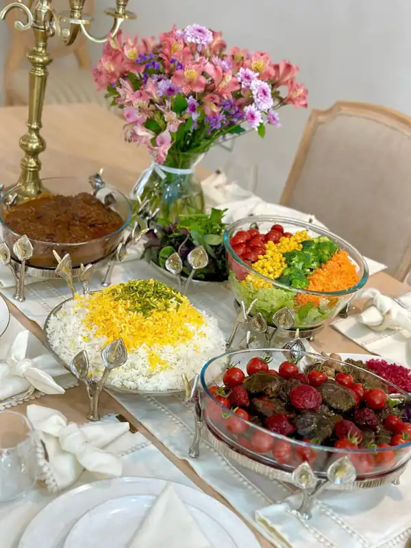 میز پذیرایی شام برای مهمانی