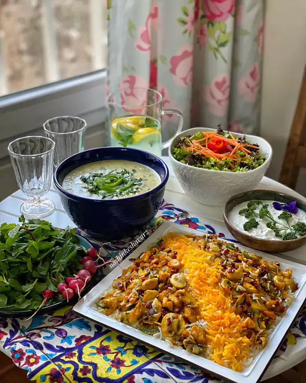 میز پذیرایی شام برای مهمانی