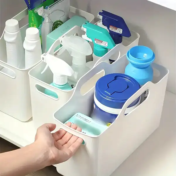 چیدمان ظروف پلاستیکی داخل کابینت