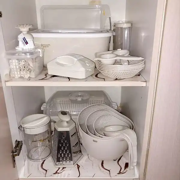 چیدمان ظروف پلاستیکی داخل کابینت
