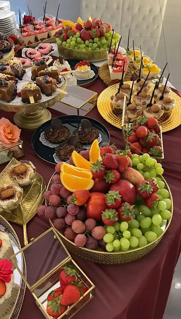 میز عصرانه برای مهمان