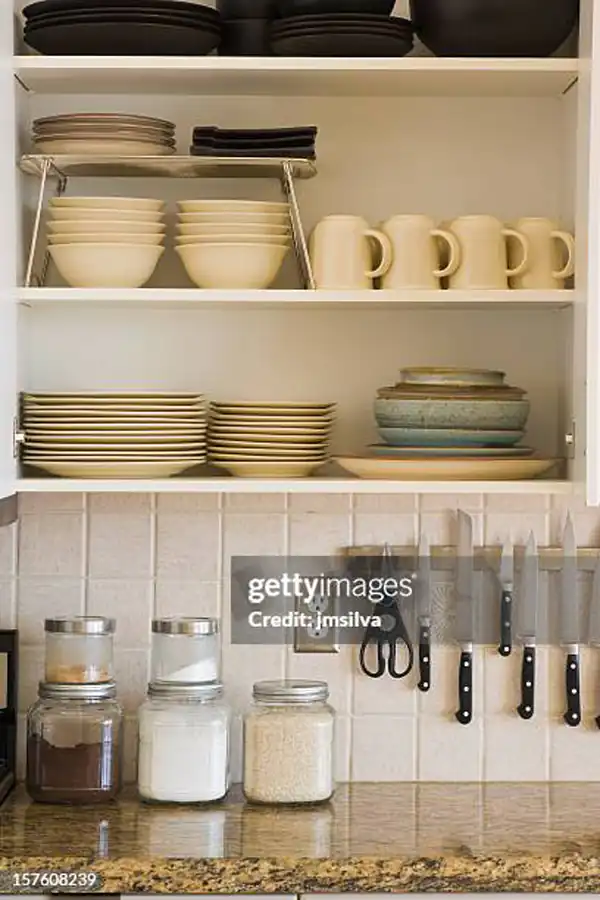 طریقه چیدمان ظروف داخل کابینت