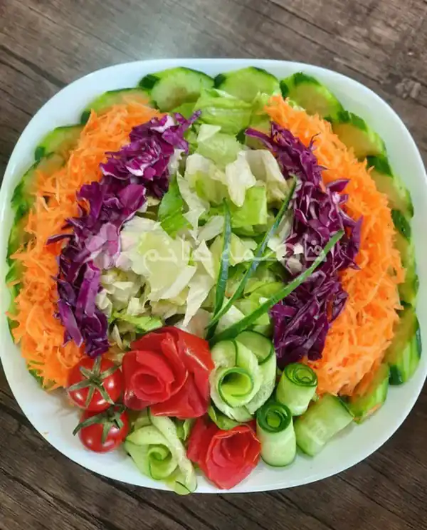 تزیین سالاد با خیار و گوجه و هویج