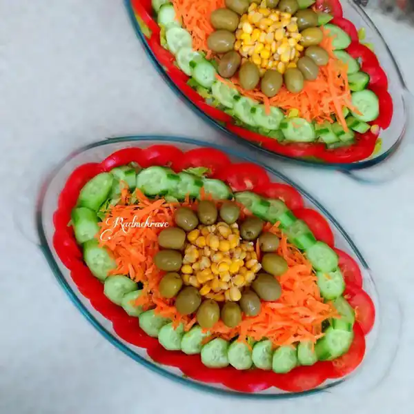 تزیین سالاد با خیار و گوجه و هویج