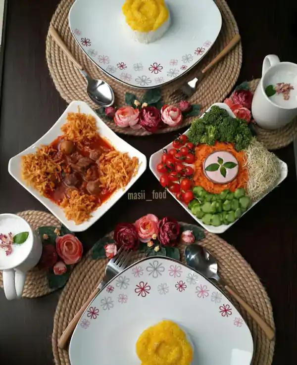 تزیین سالاد با خیار و گوجه و هویج