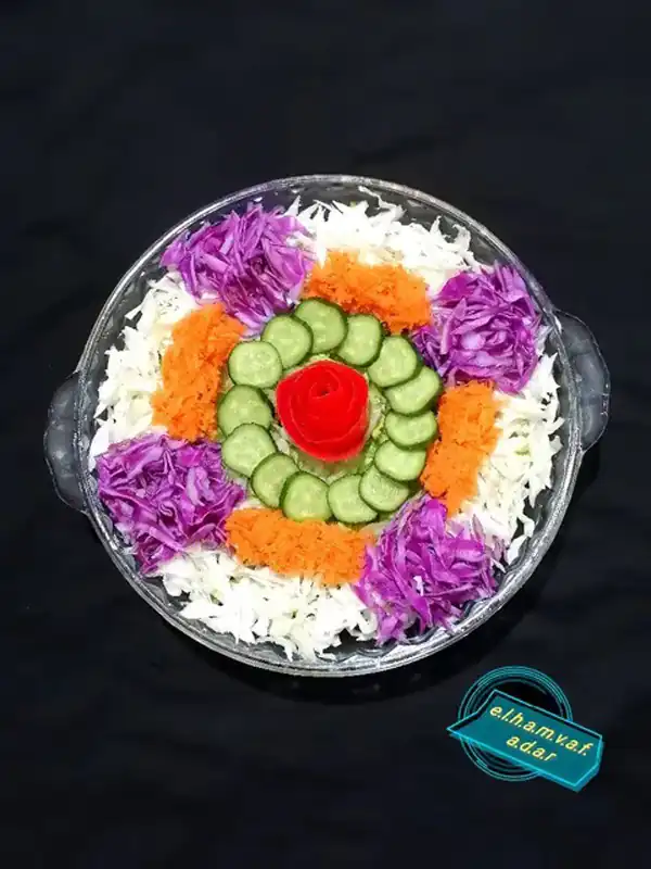 تزیین سالاد با خیار و گوجه و هویج