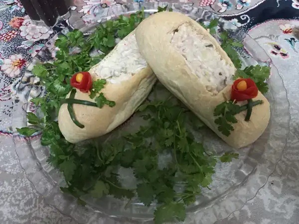 تزیین سالاد الویه با نان ساندویچی