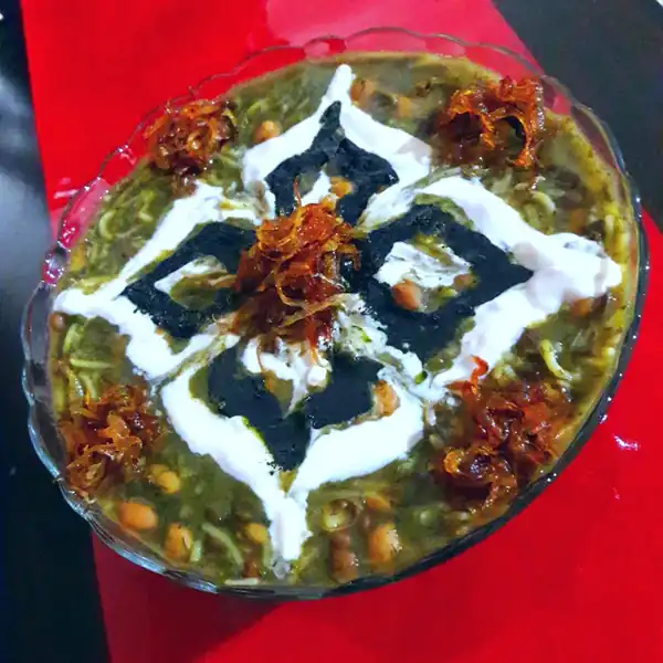 تزیین آش رشته با کشک و پیاز داغ