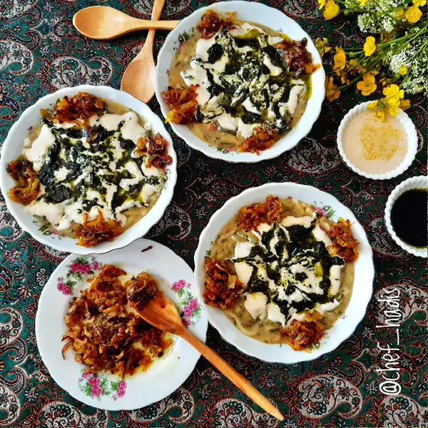 تزیین آش رشته با کشک و پیاز داغ