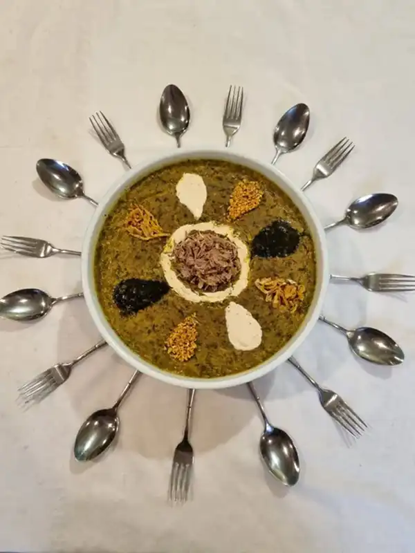 تزیین آش رشته با کشک و پیاز داغ