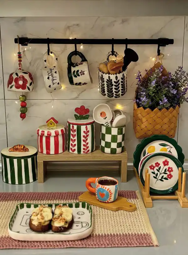 چیدمان آشپزخانه عروس با وسایل دکوری