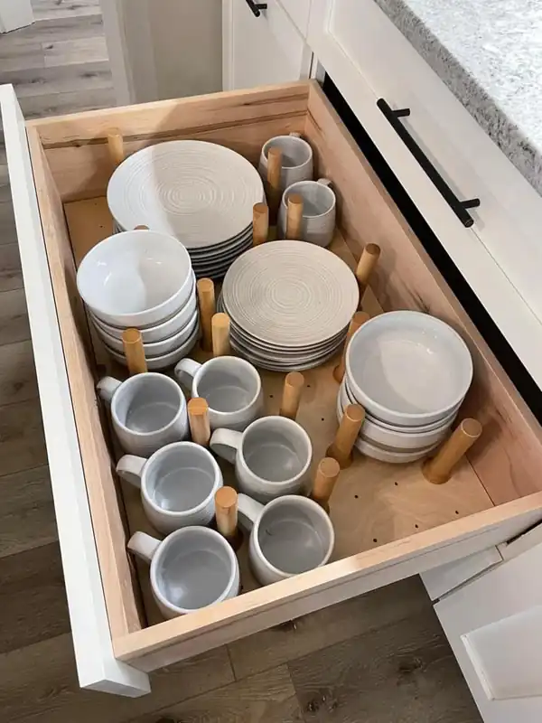 چیدمان داخل کابینت ساده