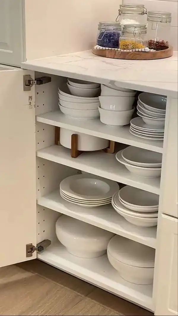 چیدمان داخل کابینت ساده