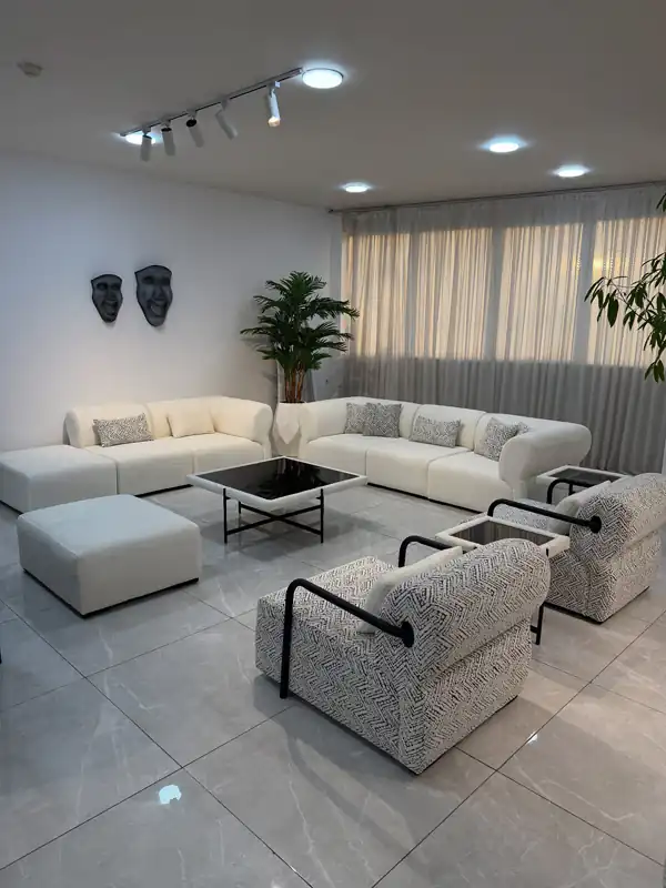 چیدمان مبل برای پذیرایی مربع