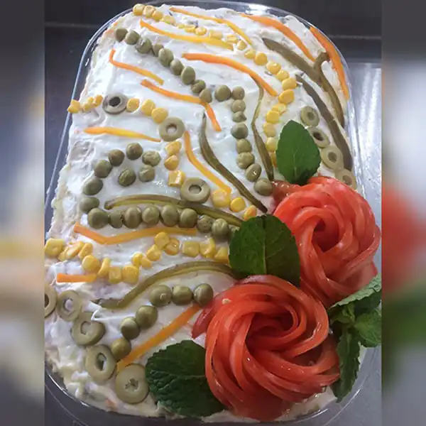 تزیین سالاد الویه با گوجه