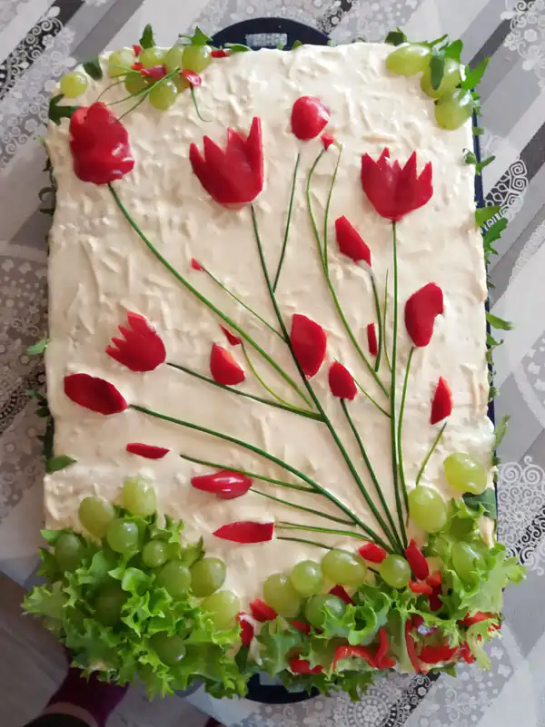 تزیین سالاد الویه با گوجه