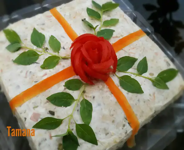 تزیین سالاد الویه با گوجه