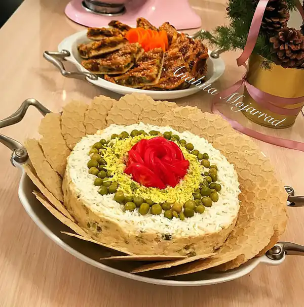 تزیین سالاد الویه با گوجه