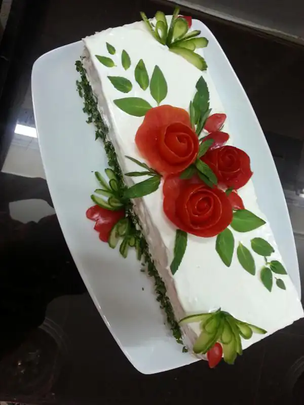 تزیین سالاد الویه با گوجه