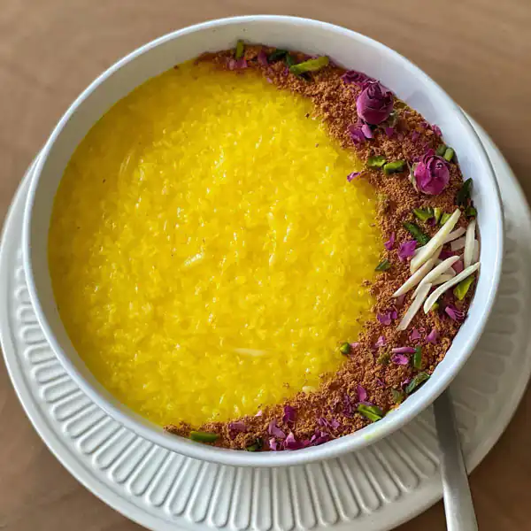 تزیین شله زرد با دارچین