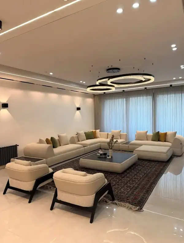 چیدمان مبل جلوی پرده پذیرایی