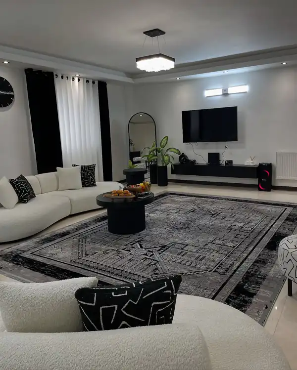 چیدمان مبل جلوی پرده پذیرایی