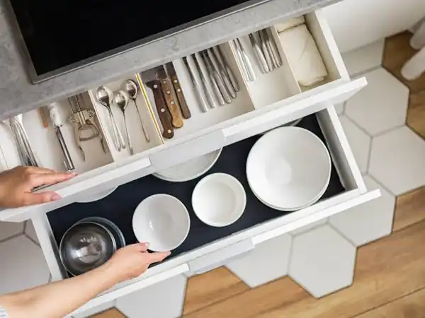 چیدمان کشو کابینت منظم