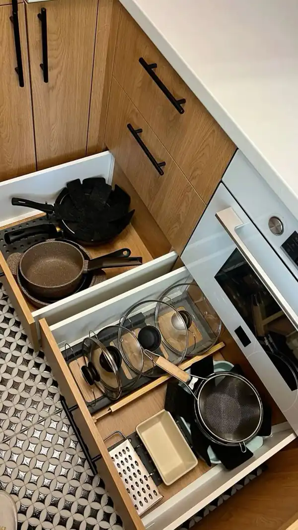 چیدمان کشو کابینت زیر گاز