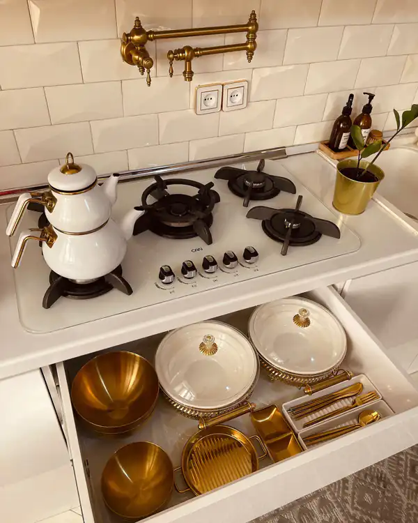 چیدمان کشو کابینت زیر گاز