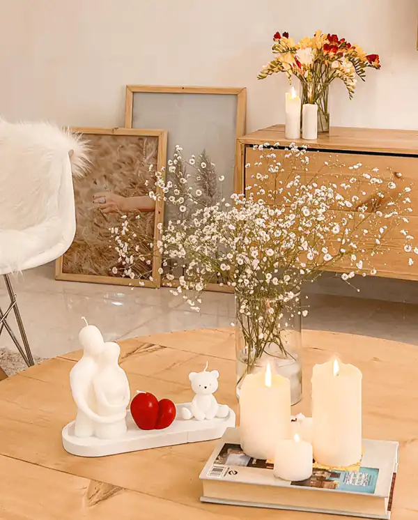 چیدمان روی میز جلو مبلی