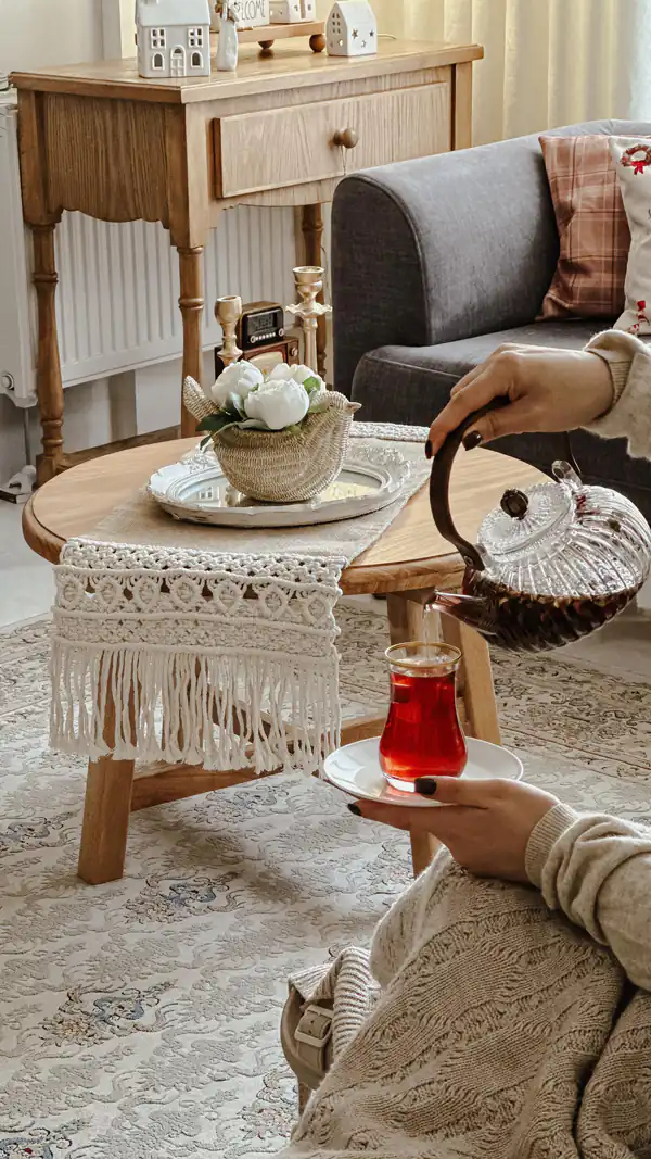 چیدمان روی میز جلو مبلی