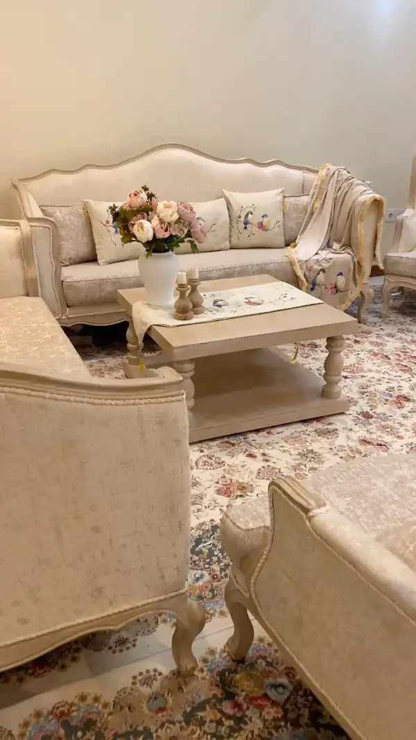 چیدمان روی میز جلو مبلی