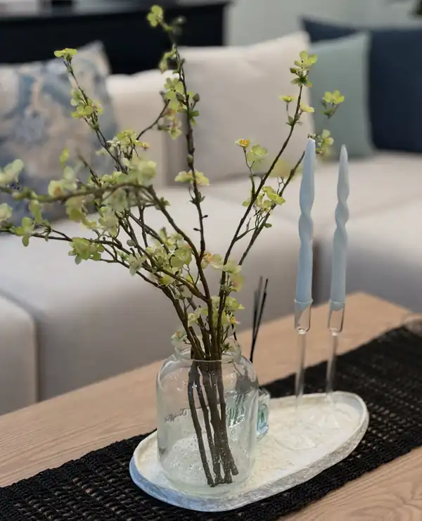 چیدمان روی میز جلو مبلی